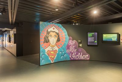 Ausstellung Heldinnen & Helden 2024: Graffiti ‚Super Nurse‘ aus dem Jahr 2020 in Hamm © Foto: Annette Kiehl, Westfalenspiegel; Künstler: uzey (instagram: uzey_tattoo)