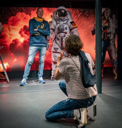 Führung Kindergeburtstag 2024: Mutter fotografiert Vater © VKR