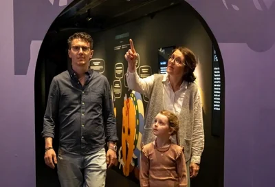 Familie besucht Ausstellung Copyright Axel Jusseit