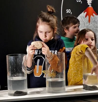 Kinderführung durch die Ausstellung Vulkane - Forscherdeck © Axel Jusseit
