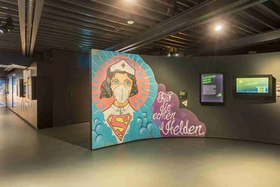 Ausstellung Heldinnen & Helden 2024: Graffiti ‚Super Nurse‘ aus dem Jahr 2020 in Hamm © Foto: Annette Kiehl, Westfalenspiegel; Künstler: uzey (instagram: uzey_tattoo) © Axel Jusseit