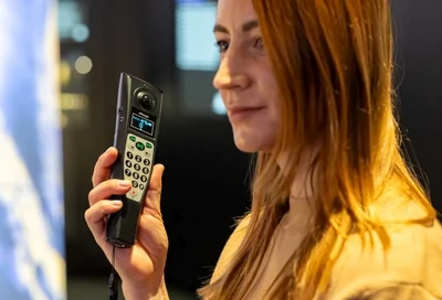 Frau mit Audioguide in der Hand Copyright Axel Jusseit