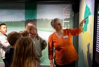 Guide vor Karte Lokschuppen Rosenheim Ausstellung Römer 2026 Copyright Axel Jusseit