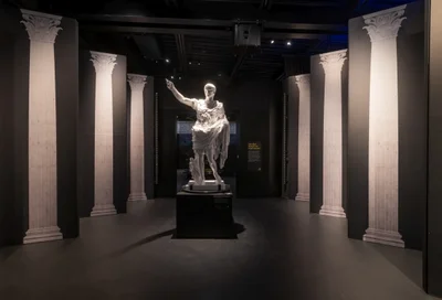 Prima Porta Eingang Ausstellung Römer 2026 2027 Lokschuppen Rosenheim © Axel Jusseit