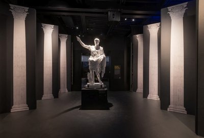 Prima Porta Eingang Ausstellung Römer 2026 2027 Lokschuppen Rosenheim © Axel Jusseit