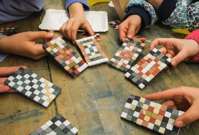 Ausstellung Lokschuppen Rosenheim Römer 2026 207 Workshop Kinderhände mit Mosaik © VKR