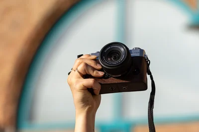 Eine Kamera wird in die Luft gehalten, bereit zum Fotografieren.