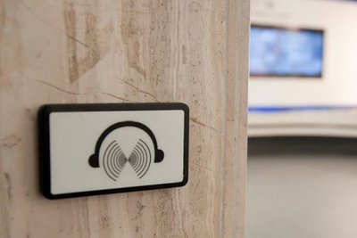 Audioguide Symbol an einer Wand © Istock