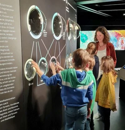 Kinderführung durch die Ausstellung Vulkane - Forscherdeck © Axel Jusseit
