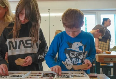 Ausstellung Lokschuppen Rosenheim Römer 2026 207 Workshop Kinder mit Mosaiksteinen © VKR Ausstellung Lokschuppen Rosenheim Römer 2026 207 Workshop Kinder mit Mosaiksteinen © VKR