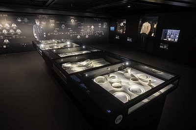 Ausstellung TITANIC Ausstellungszentrum Lokschuppen Rosenheim: Tischvitrinen Geschirr der Olympic © Axel Jusseit