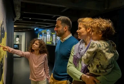 Familie besucht Ausstellung Copyright Axel Jusseit