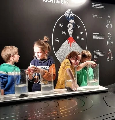 Kinderführung durch die Ausstellung Vulkane - Forscherdeck © Axel Jusseit