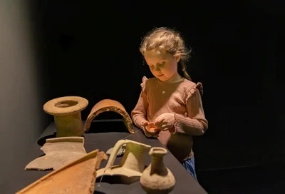 Tonscherben anfassen Lokschuppen Rosenheim Ausstellung Römer 2026 Copyright Axel Jusseit