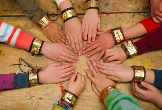 Ausstellung Lokschuppen Rosenheim Römer 2026 2027 Kinderhände mit Armbändern © VKR