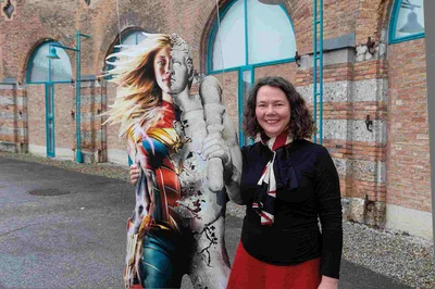 Frau Dr. Jennifer Morscheiser mit Held*in Figur vor dem Lokschuppen