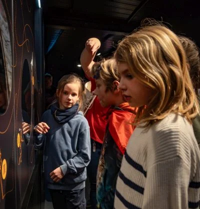 Kinderführung 2024: Kinder vor Wand stehend © VKR