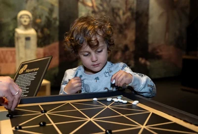 Kleiner Junge mit Spielsteinen Ausstellung Römer 2026 Lokschuppen Copyright Axel Jusseit