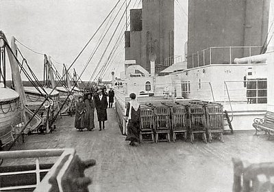 Passagiere an Deck der „Titanic“ © Thomas Barker, Gemeinfrei via Wikimedia Commons