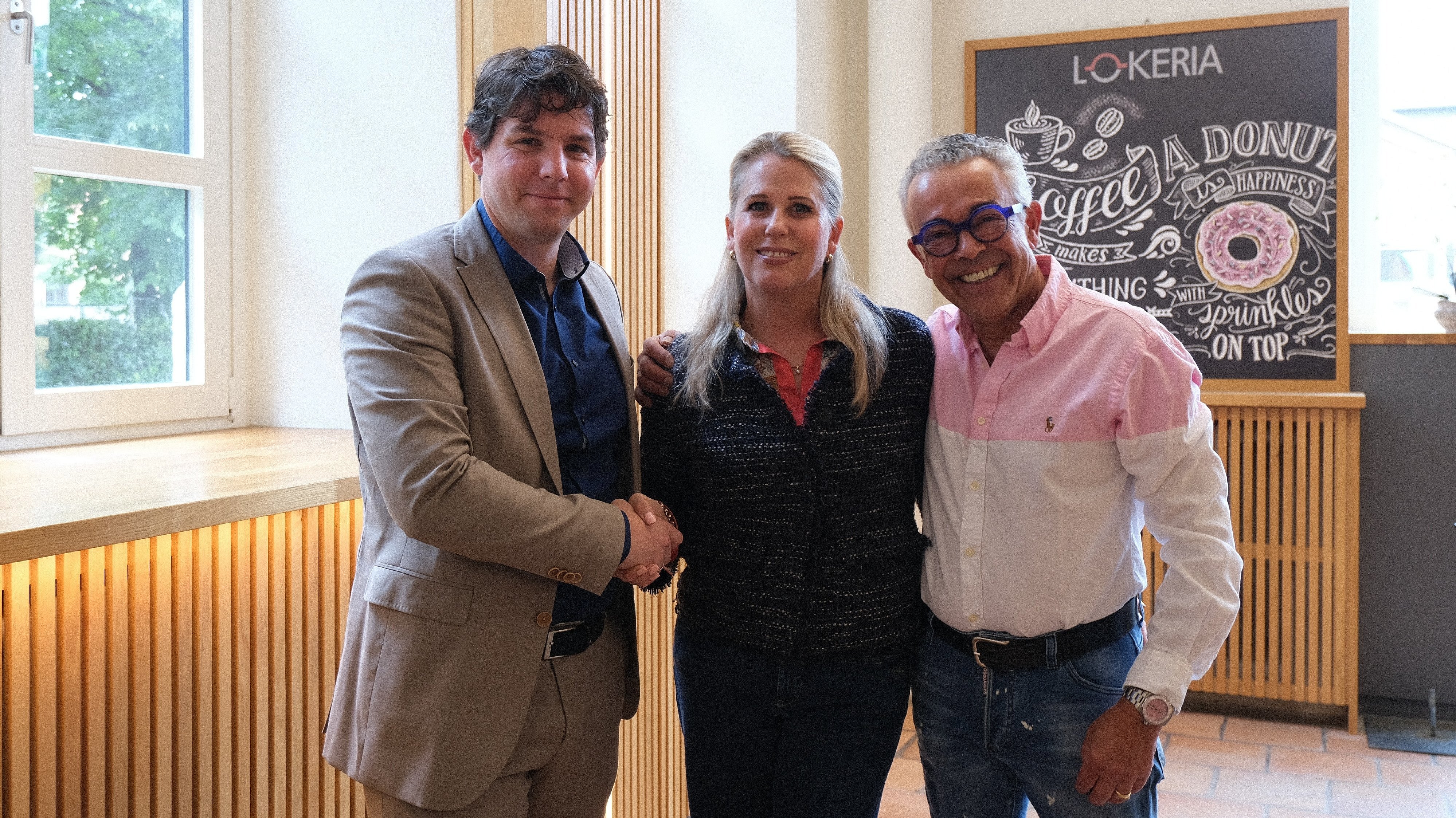 Florian Englert mit Georgia und Eric Brodka, den neuen Pächtern der Gastronomie im Ausstellungszentrum Lokschuppen Rosenheim.
