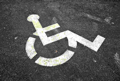 Symbol Rollstuhlfahrer Zeichnung auf Teer © Pixabay Autor Mabel whowilloneday