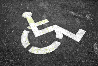 Symbol Rollstuhlfahrer Zeichnung auf Teer © Pixabay Autor Mabel whowilloneday