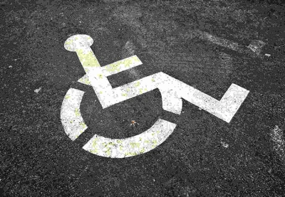 Symbol Rollstuhlfahrer Zeichnung auf Teer © Pixabay Autor Mabel whowilloneday