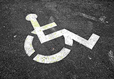 Symbol Rollstuhlfahrer Zeichnung auf Teer © Pixabay