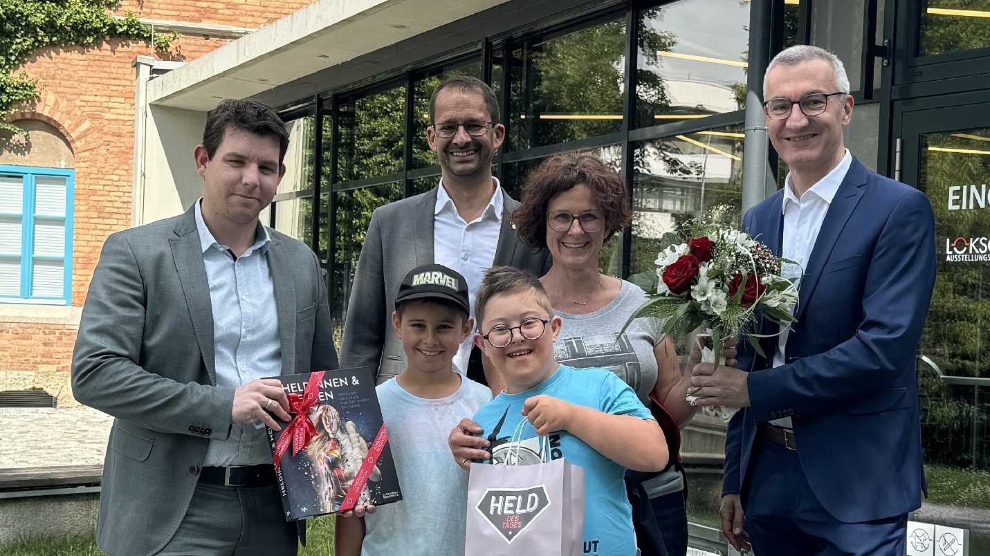 Foto von links: Geschäftsführer der Veranstaltungs+Kongress GmbH Florian Englert, Rosenheims Oberbürgermeister Andreas März, Veronika Krapf mit ihren Söhnen Lukas und Florian, Vorstandsmitglied der Sparkasse Rosenheim-Bad Aibling Stephan Donderer.