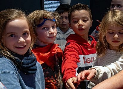 Kinder in einer Mitmachführung durch die Ausstellung