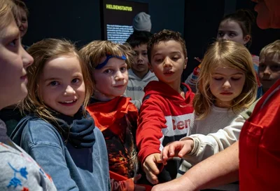 Kinder in einer Mitmachführung durch die Ausstellung © Axel Jusseit
