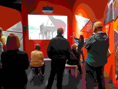 Gäste in der Ausstellung Eiszeit 2022 © VKR