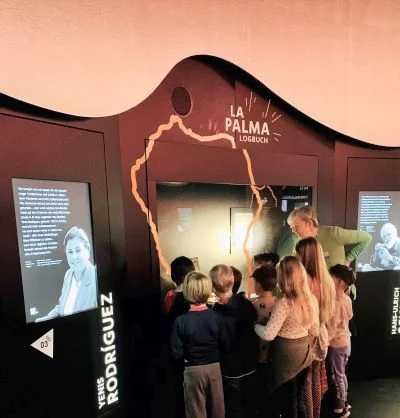 Kinderführung durch die Ausstellung Vulkane 2023 - Logbuch La Palma  © Axel Jusseit