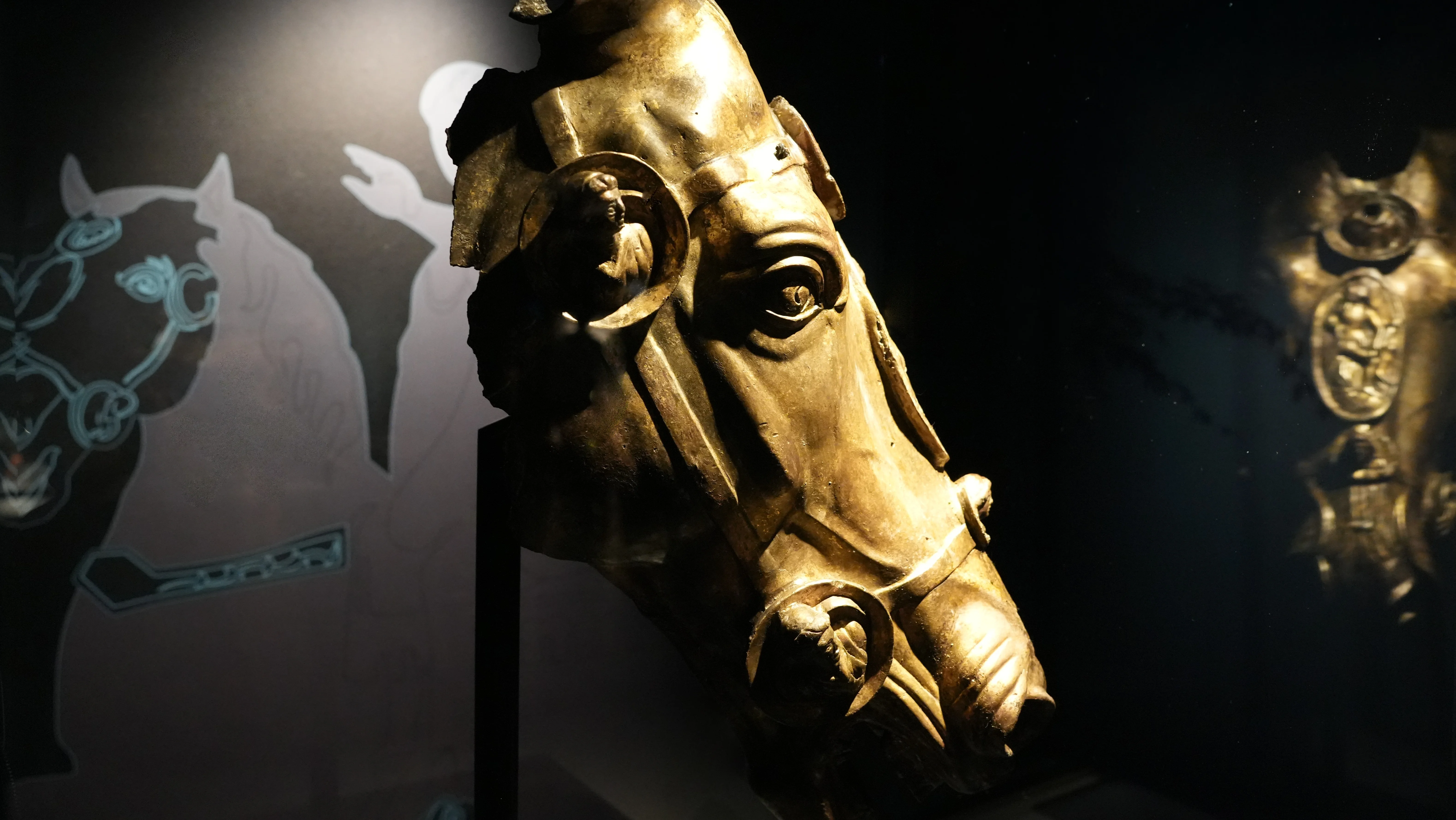 Der vergoldete „Pferdekopf von Waldgirmes“ in der Römer-Ausstellung.