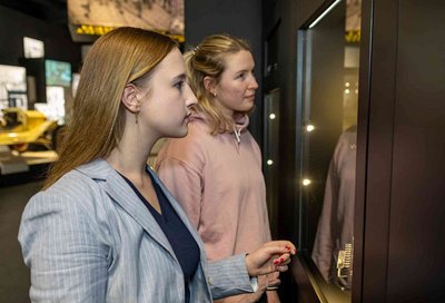 Besucherinnern vor Vitrine © Axel Jusseit