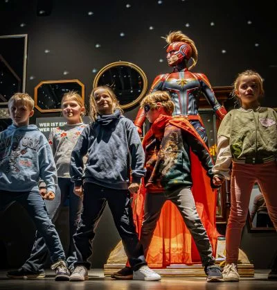 Kinderführung 2024: Kindergruppe posierend vor Miss Marvel © VKR