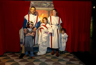 Familie verkleidet Lokschuppen Rosenheim Ausstellung Römer 2026 Copyright Axel Jusseit