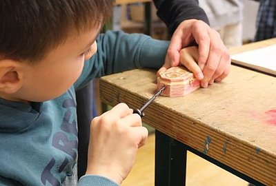 Workshop Schiffsbau: Junge mit Handbohrer - TITANIC - Ausstellungszentrum Lokschuppen Rosenheim © VKR