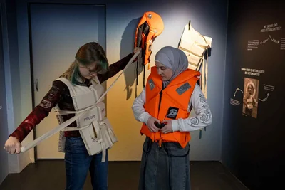 Besucherinnern mit Rettungswesten © Axel Jusseit