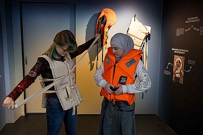 Besucherinnern mit Rettungswesten © Axel Jusseit