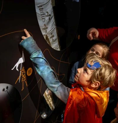 Kinderführung 2024: Junge auf Wand zeigend © VKR