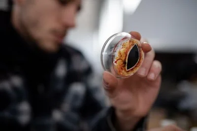 Glasauge in Hand haltend Ausstellung Saurier 2019 © VKR Glasauge in Hand haltend Ausstellung Saurier 2019 © VKR