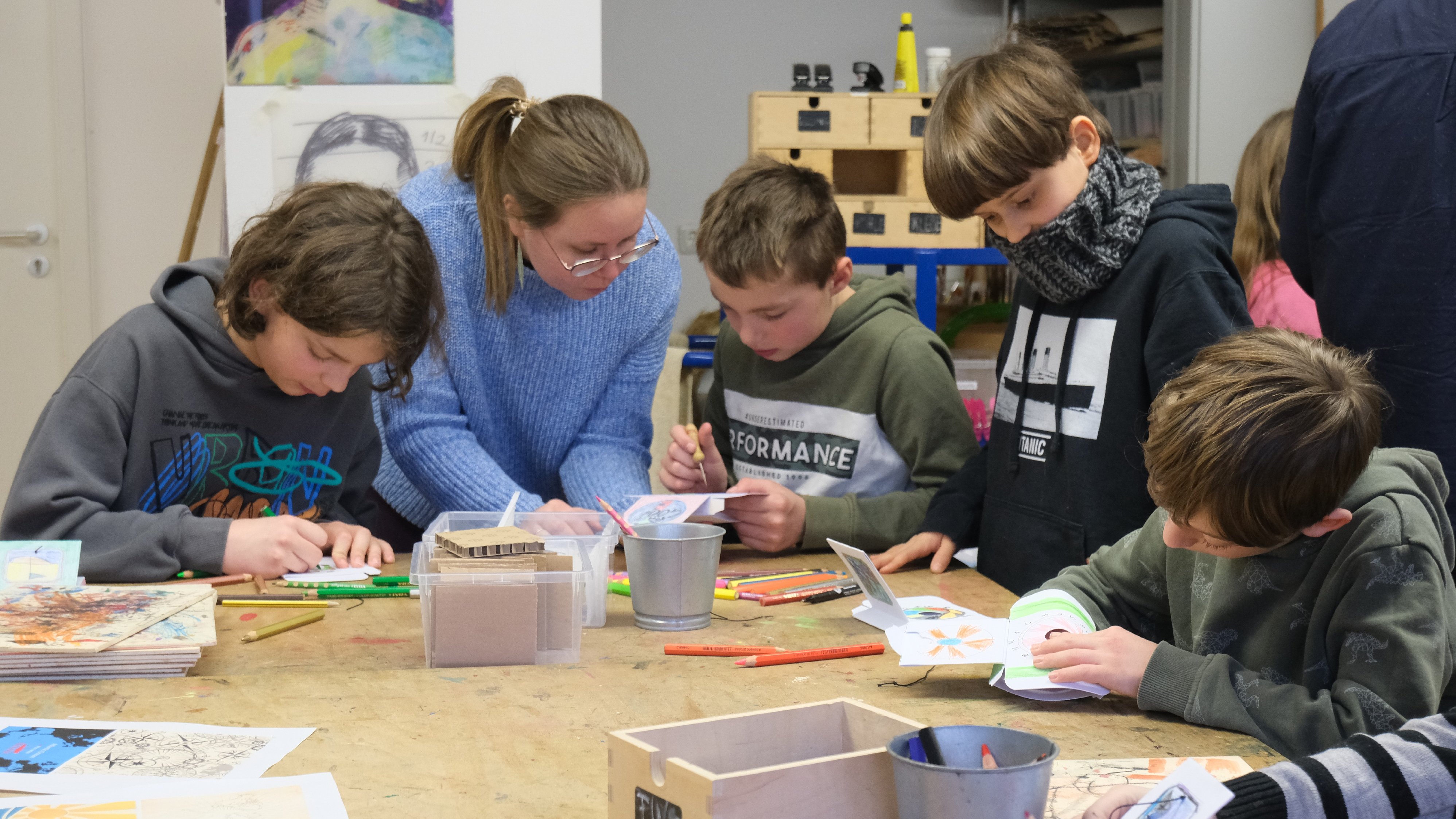 Kinder und Lehrerin testen den Workshop „TITANIC-Kompass“