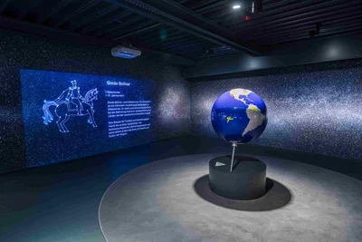 Ausstellung Heldinnen & Helden 2024: Interaktiver Globus © Axel Jusseit