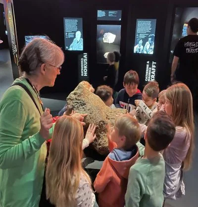 Kinderführung durch die Ausstellung Vulkane - Gestein © Axel Jusseit