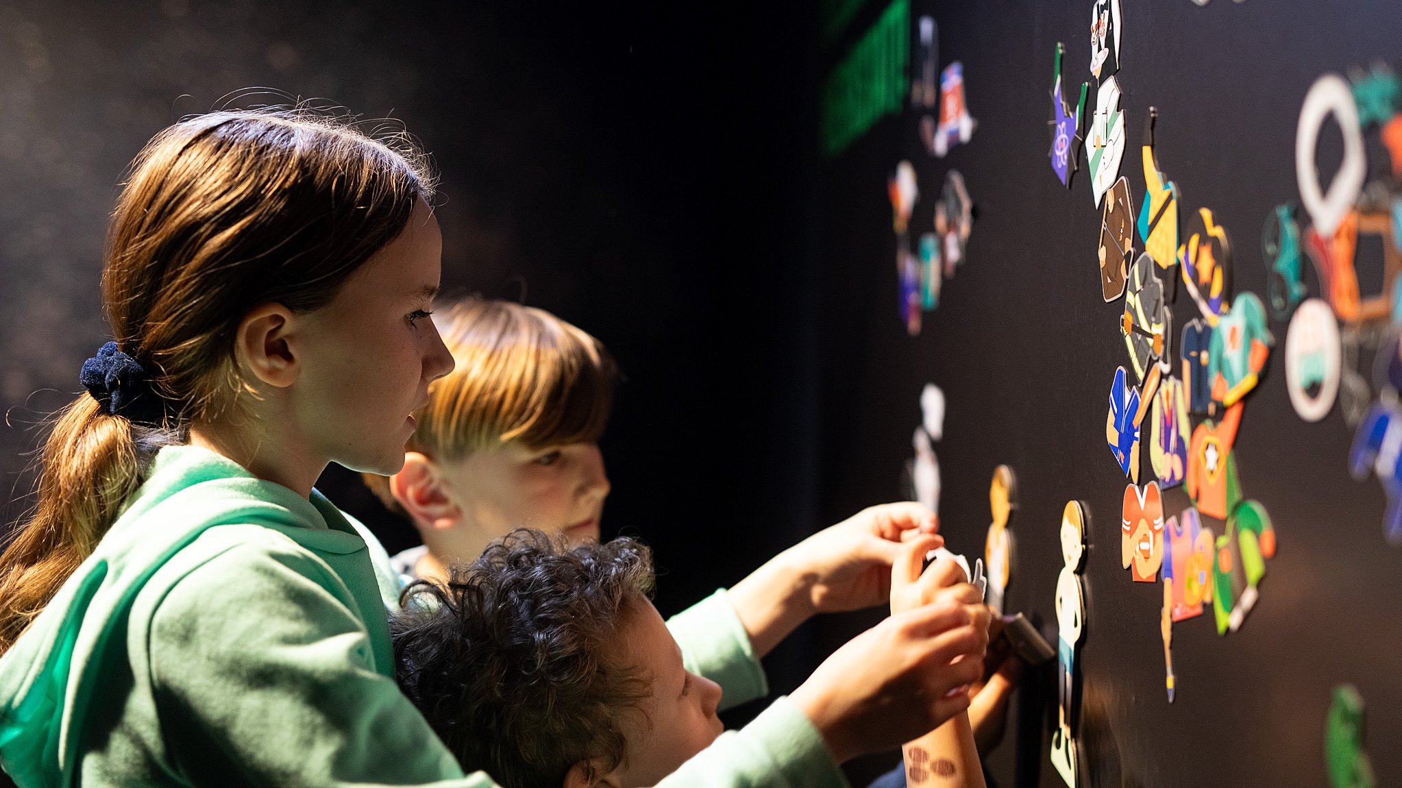 Kinder bauen an einer Magnettafel einen Helden