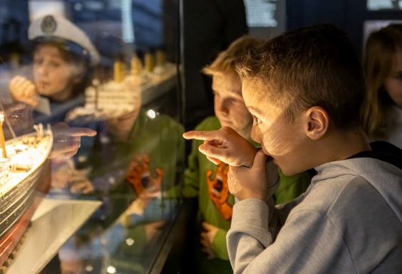 Zwei Jungs vor Vitrine mit Titanicmodell - Ausstellungszentrum Lokschuppen © Axel Jusseit