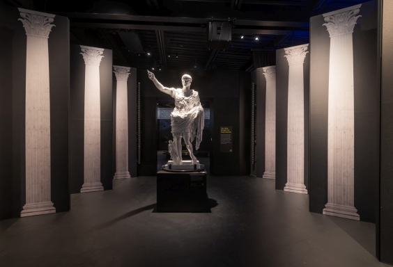 Prima Porta Eingang Ausstellung Römer 2026 2027 Lokschuppen Rosenheim © Axel Jusseit