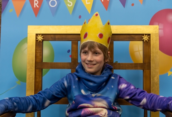 Kindergeburtstag Lokschuppen Kind auf Geburtstagsthron