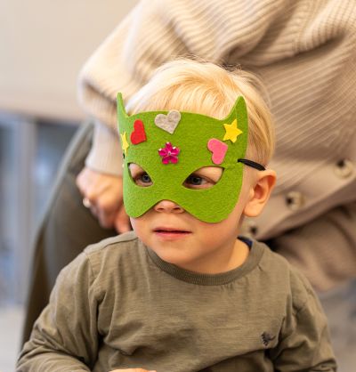 Workshop Masken 2024: kleiner Junge mit grüner Maske